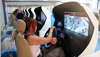 违章驾驶员在完成笔试后可在模拟器上进行一次安全文明驾驶测评。