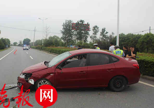 女司机错把油门当刹车致车辆在路上翻滚3