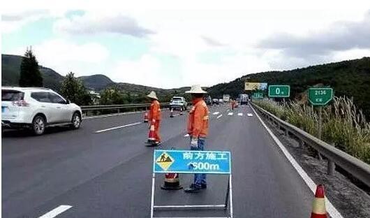 长假堵在高速上 到底是谁的错？