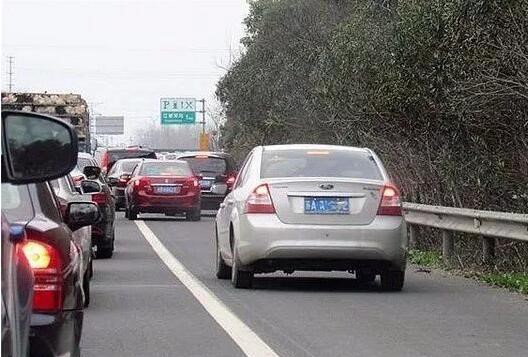 长假堵在高速上 到底是谁的错？