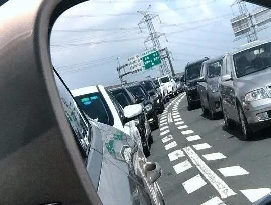 长假堵在高速上 到底是谁的错？