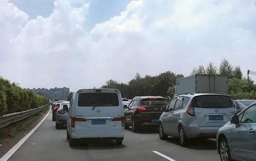 长假堵在高速上 到底是谁的错？5